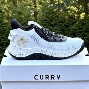 New in Box Kid’s Grade School Curry 3Z7 6Y (Women’s 7.5)